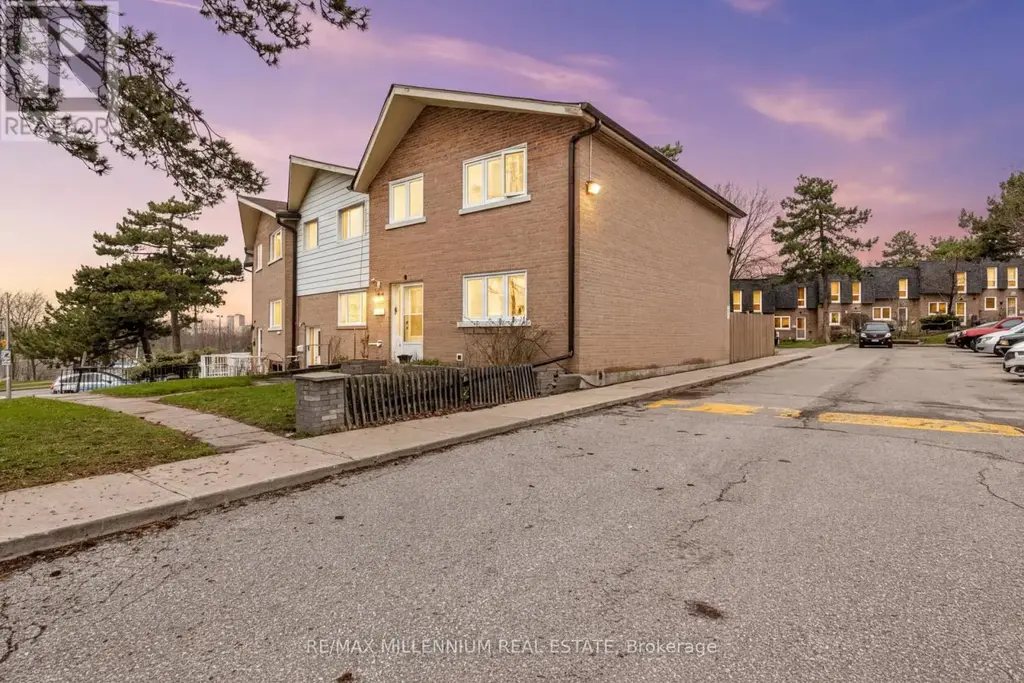 5 - 10 Grandravine Drive, Toronto (York University Heights)