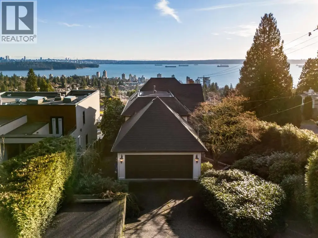 2198 Rosebery Avenue, West Vancouver