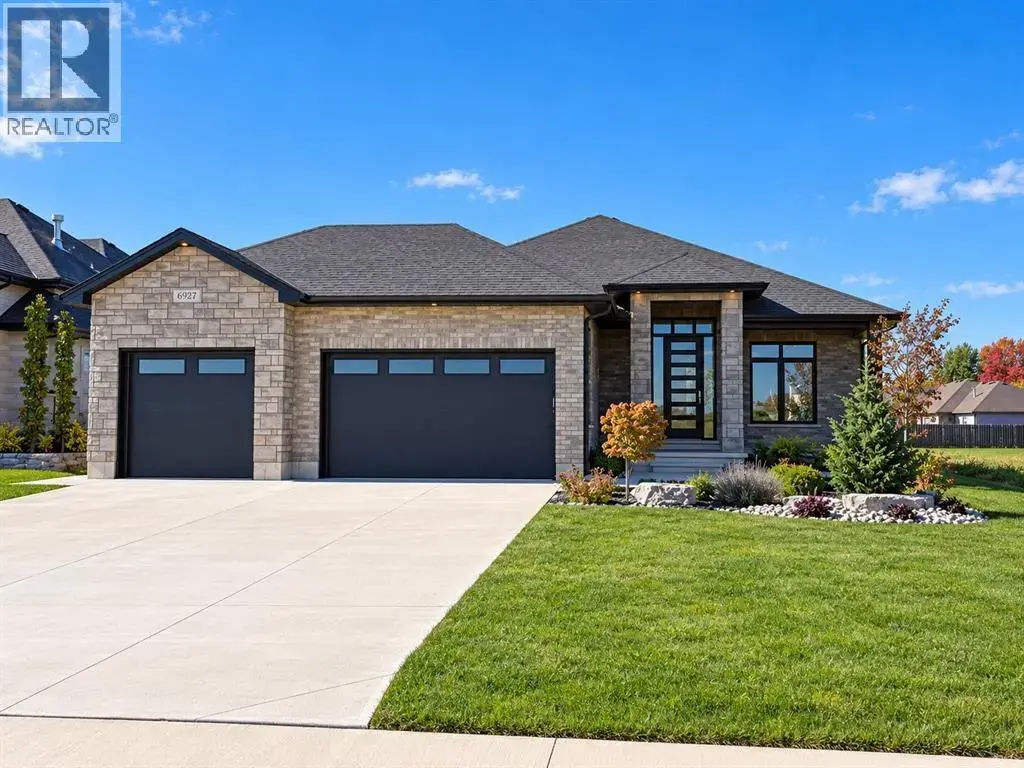 6927 Shoreside Drive, Plympton-Wyoming