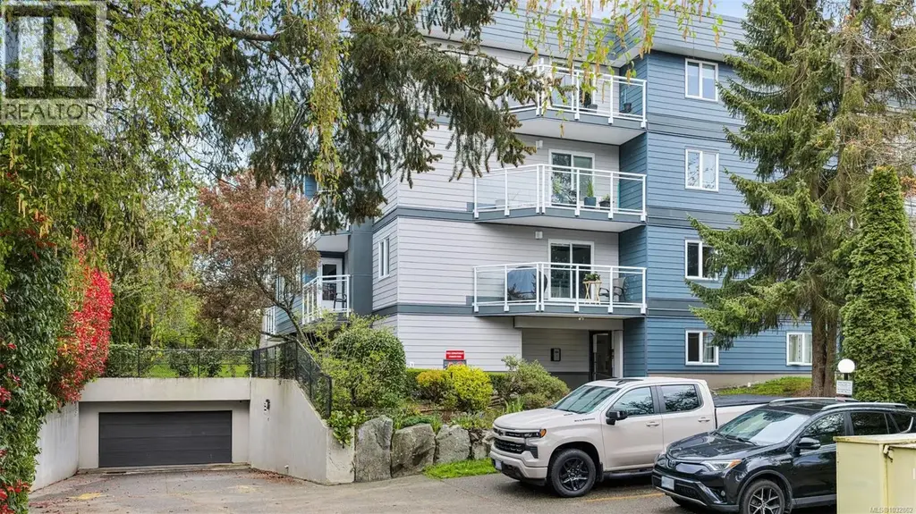 8 949 Cloverdale Ave, Saanich