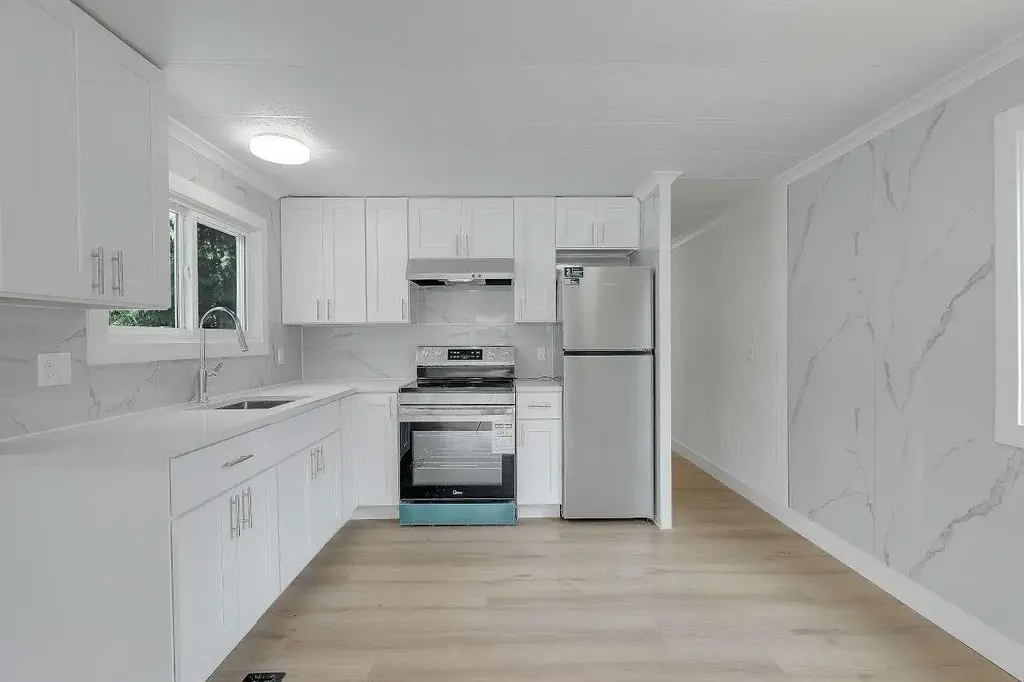 77 8220 King George Boulevard, Surrey