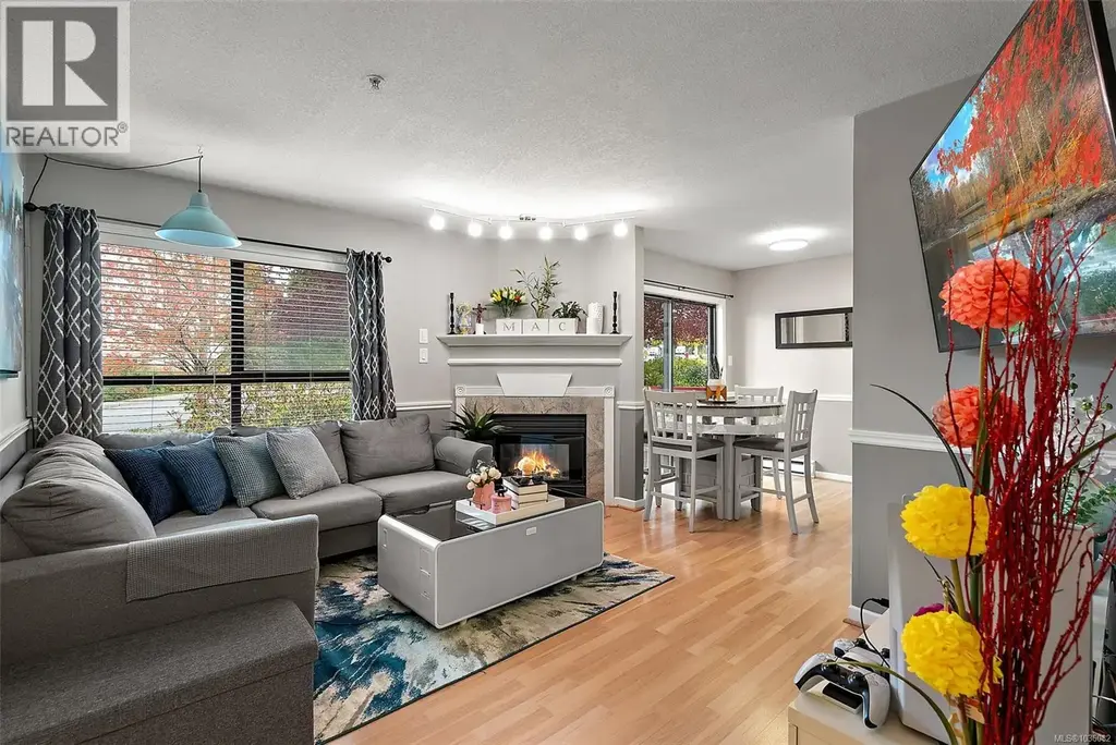 202 7 Gorge Rd W, Saanich