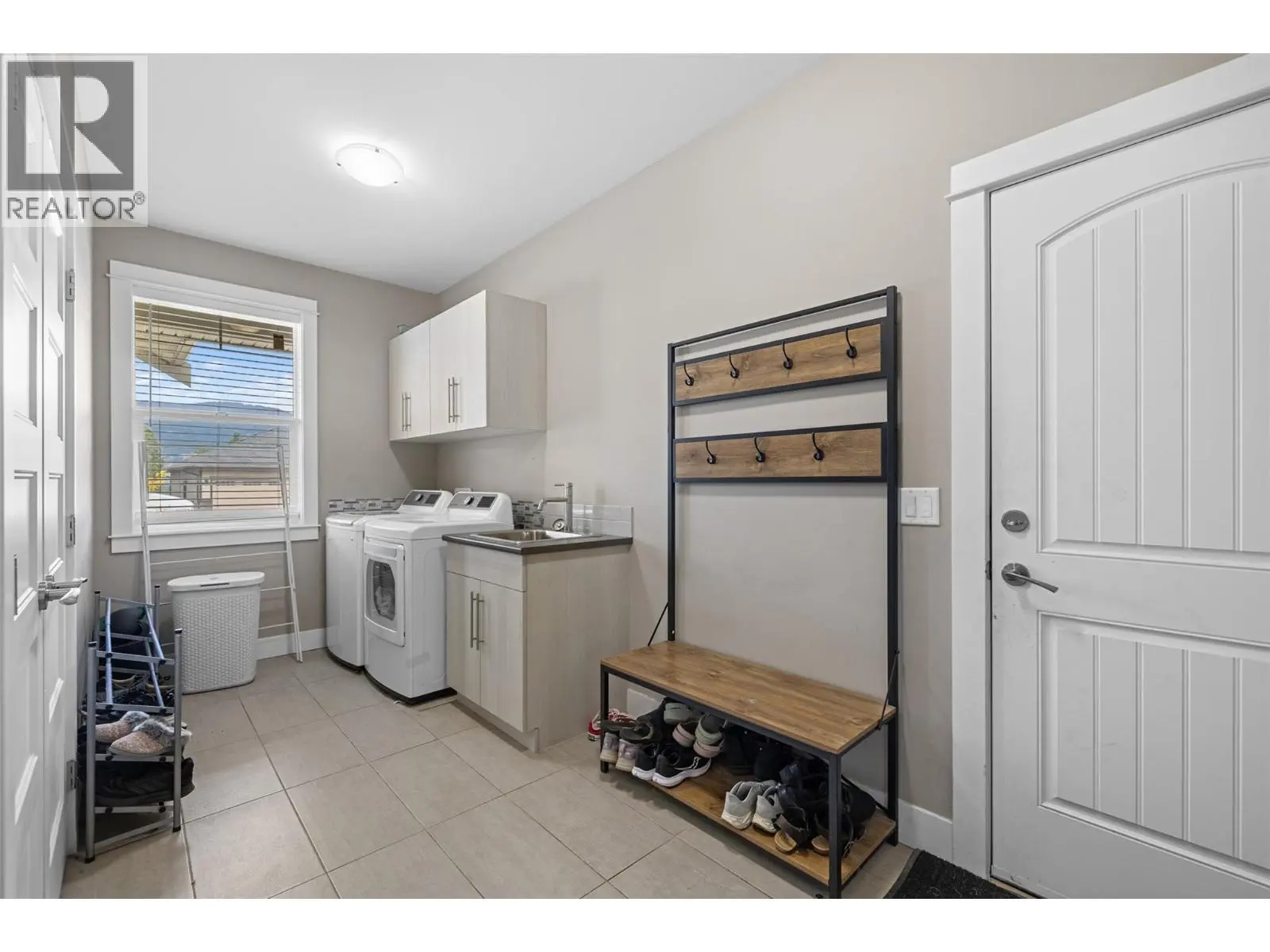 13272 Shoreline Drive. Lake Country, British Columbia