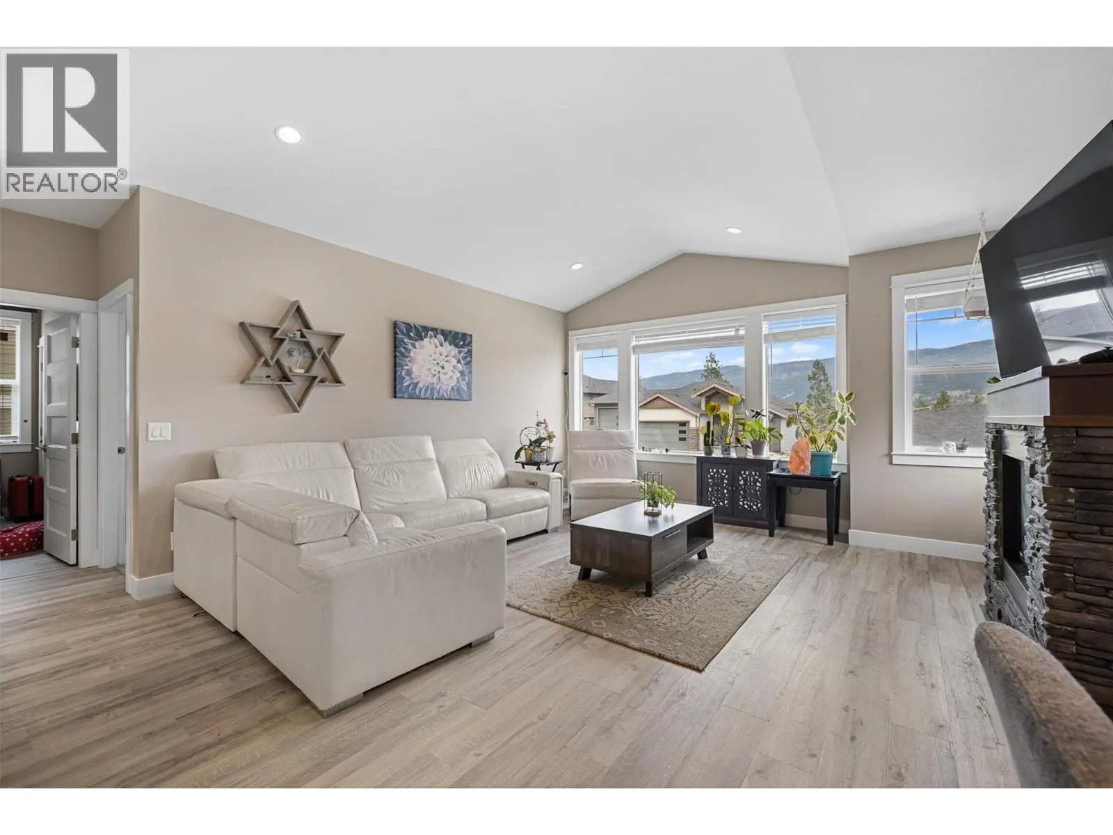 13272 Shoreline Drive. Lake Country, British Columbia