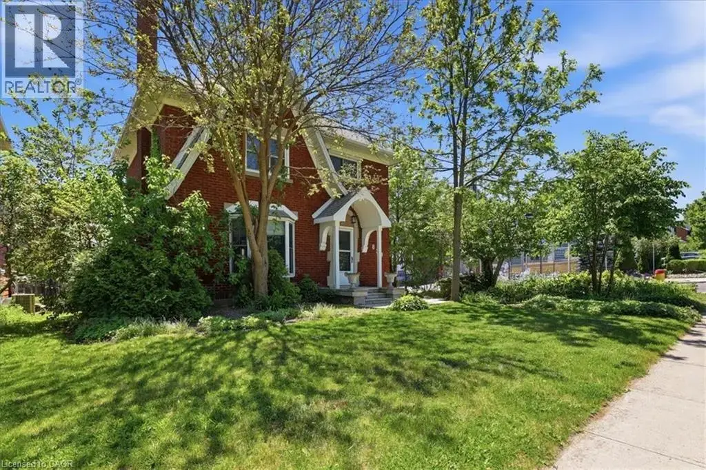 859 Queen's Boulevard, Kitchener