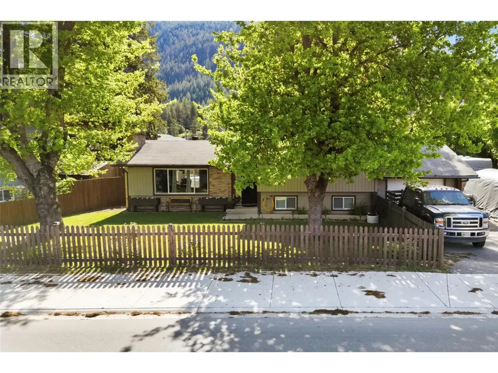 606 Riverside Avenue, Sicamous