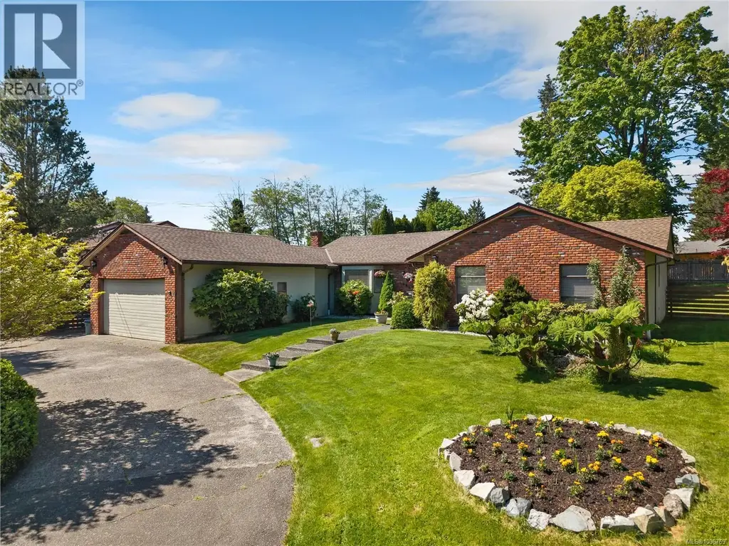 1930 Gillian Pl, Campbell River