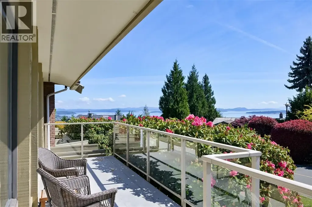 8798 Forest Park Dr, North Saanich