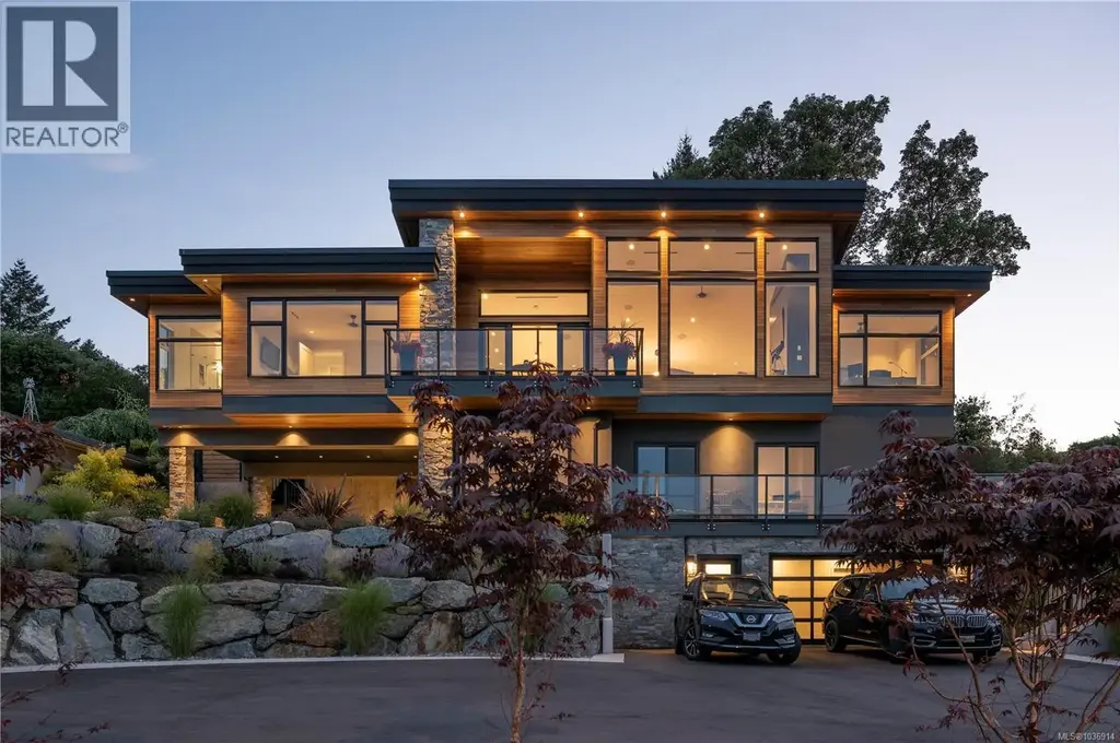 928 Claremont Ave, Saanich