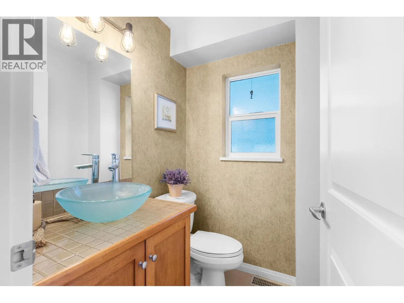 1853 Parkview Crescent Unit# 8. Kelowna, British Columbia