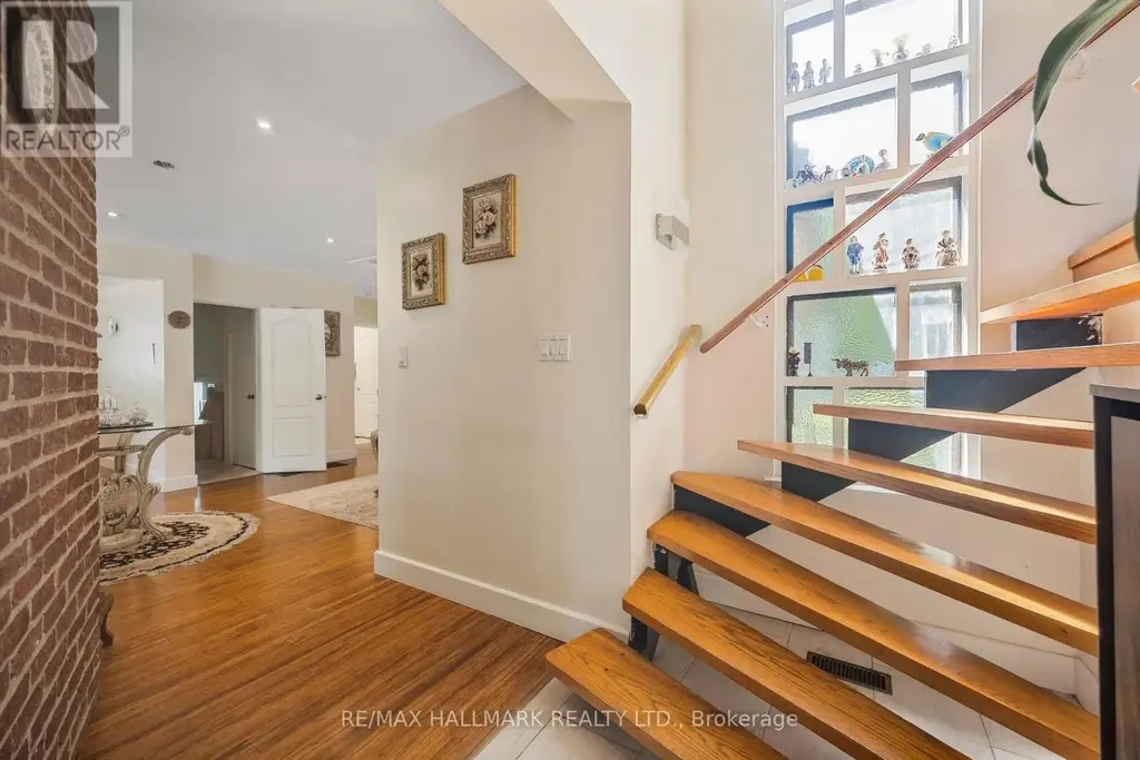 19 Talwood Drive, Toronto (Banbury-Don Mills)