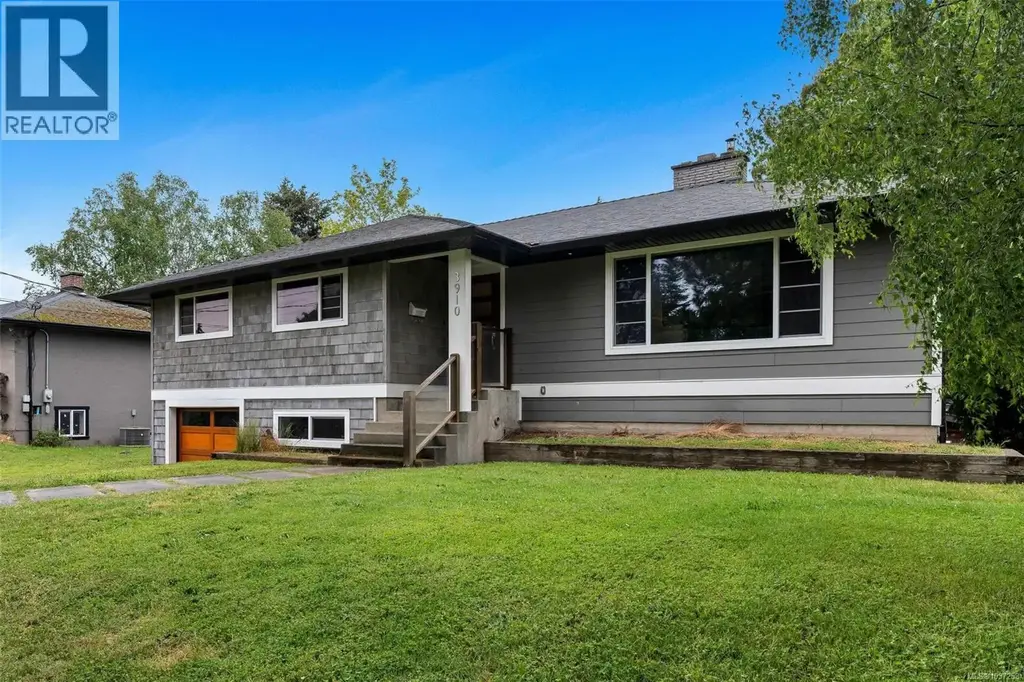 3910 Hobbs St, Saanich