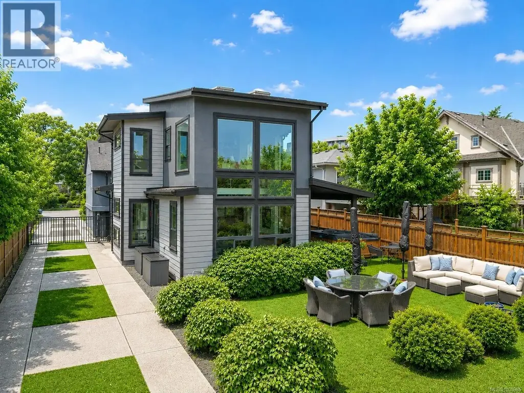 838 Old Esquimalt Rd, Esquimalt