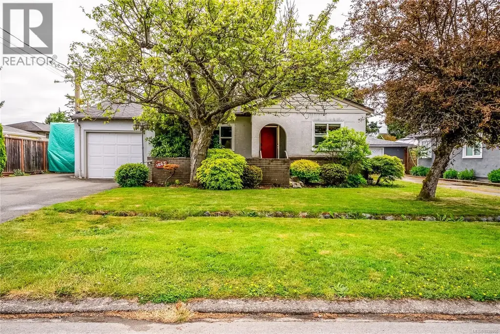 1663 Freeman Ave, Saanich