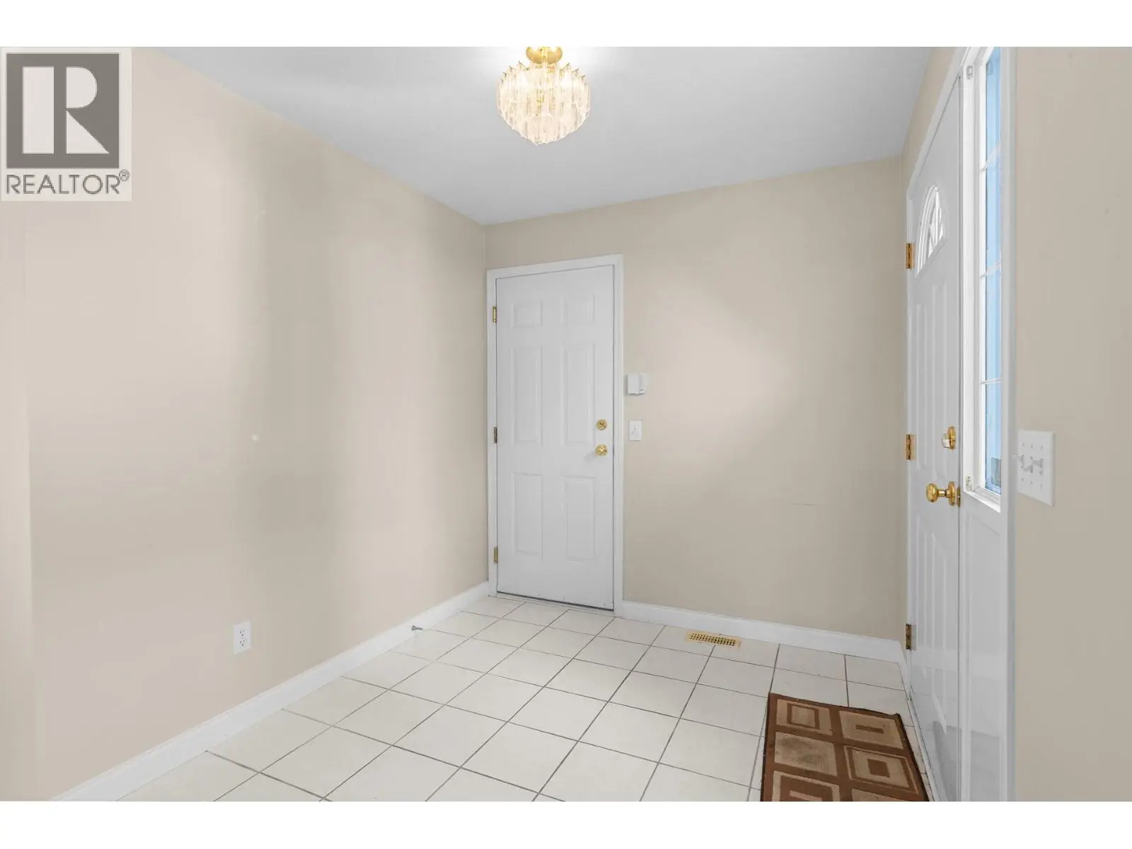 1800 Parkview Crescent Unit# 10. Kelowna, British Columbia