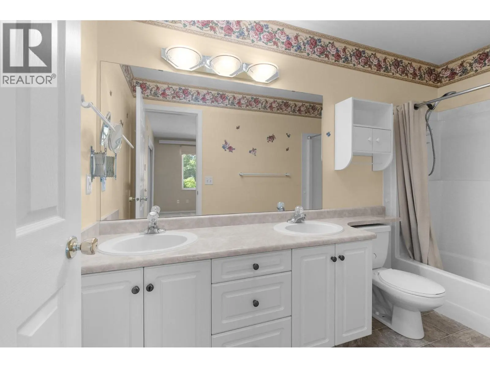 1800 Parkview Crescent Unit# 10. Kelowna, British Columbia