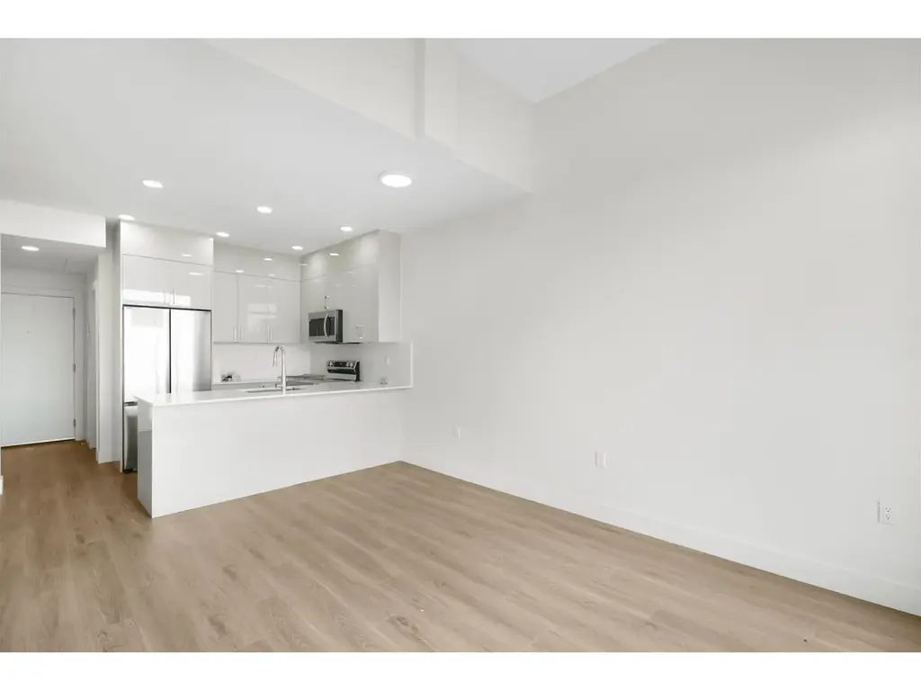 609 15739 Fraser Highway, Surrey