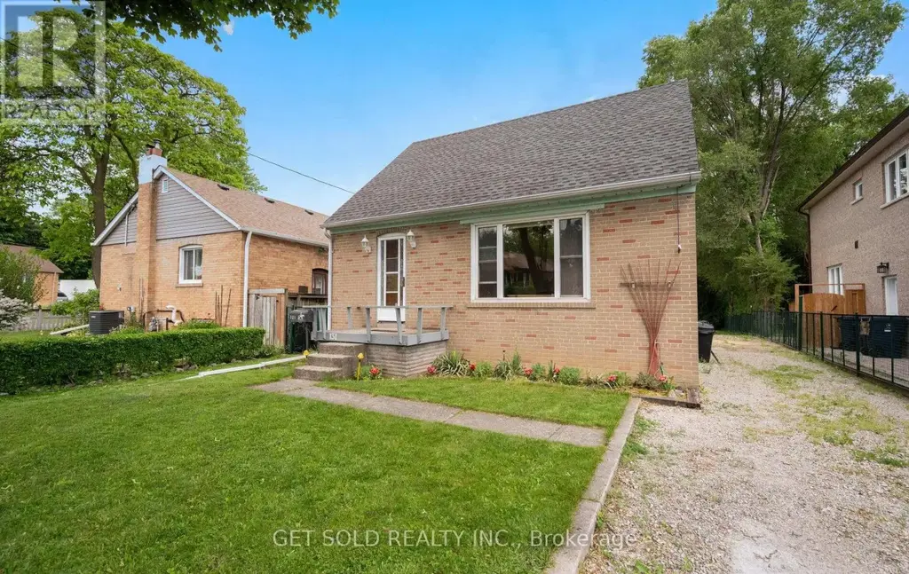 131 Clearbrooke Circle, Toronto (Rexdale-Kipling)
