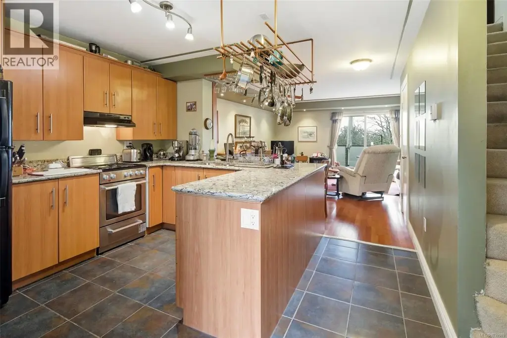 207 991 Cloverdale Ave, Saanich