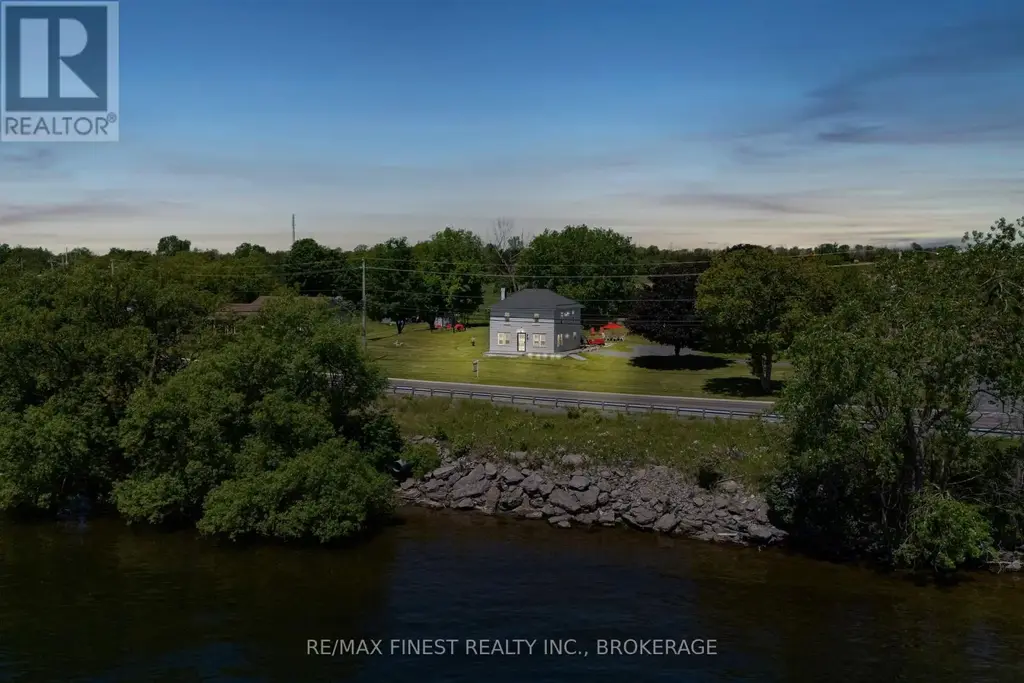 4669 Bath Road, Loyalist (Lennox and Addington - South)