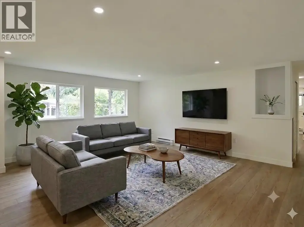 5787 Ebbtide Street, Sechelt