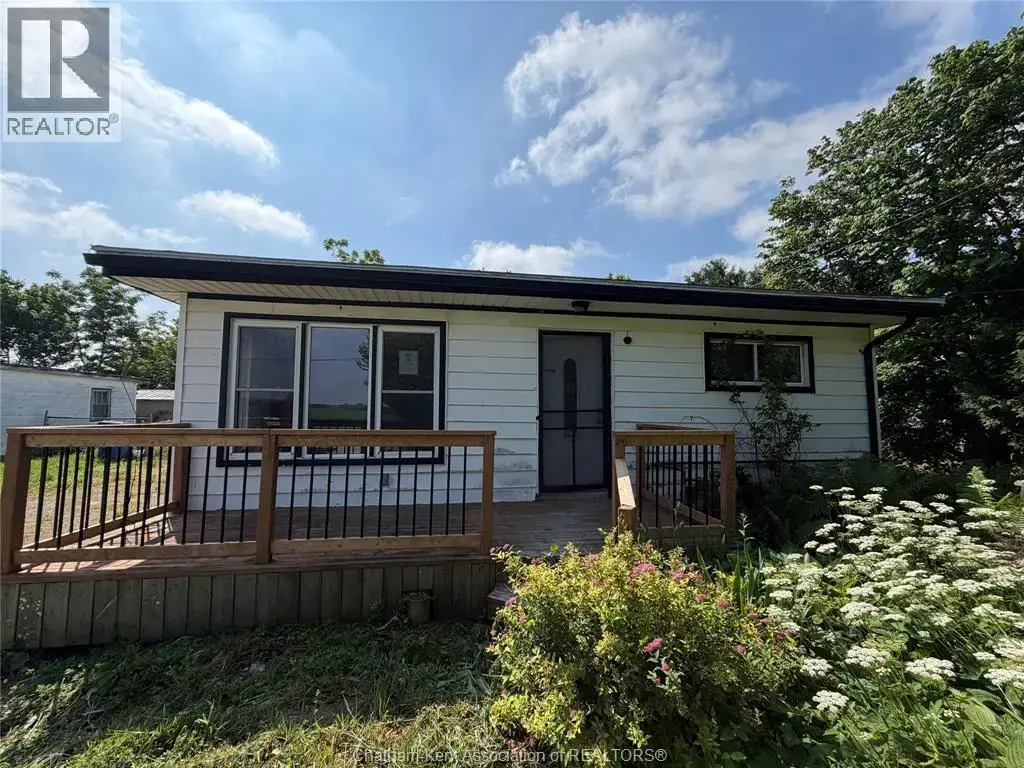 656 Mcnaughton Avenue East, Chatham