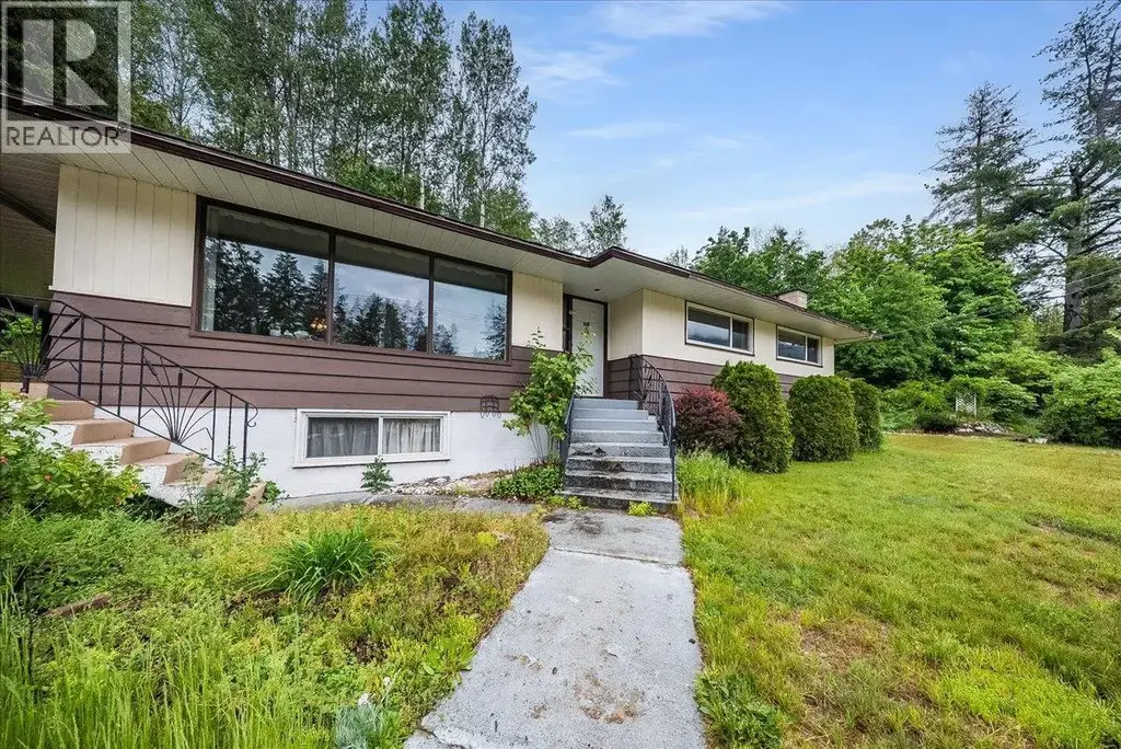 840 Columbia Avenue, Castlegar