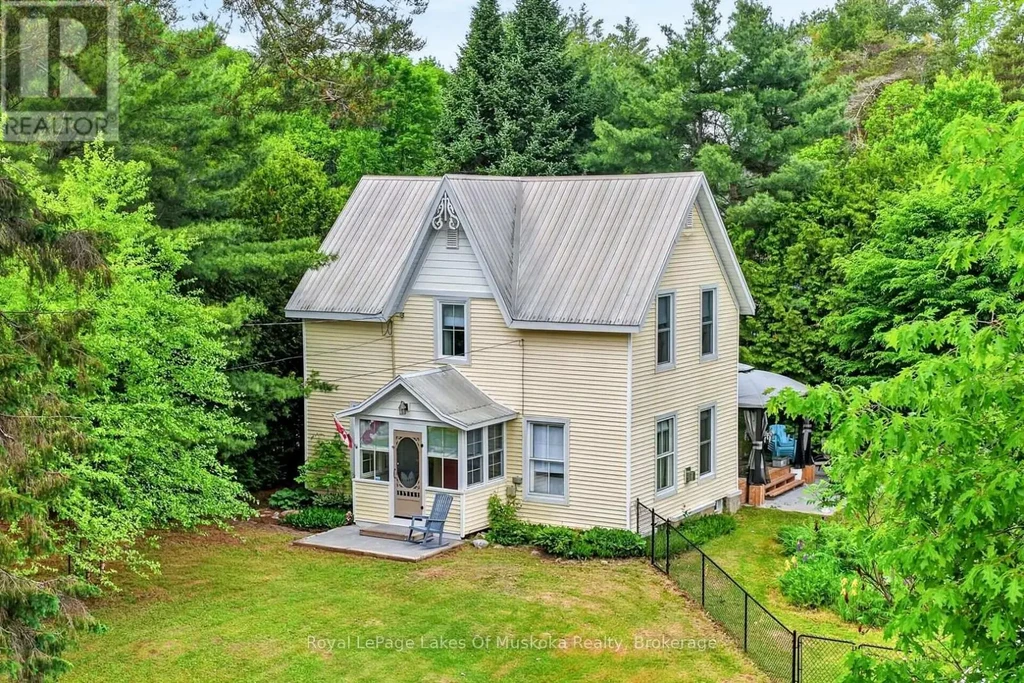 4 Spruce Street E, Lake of Bays (Mclean)