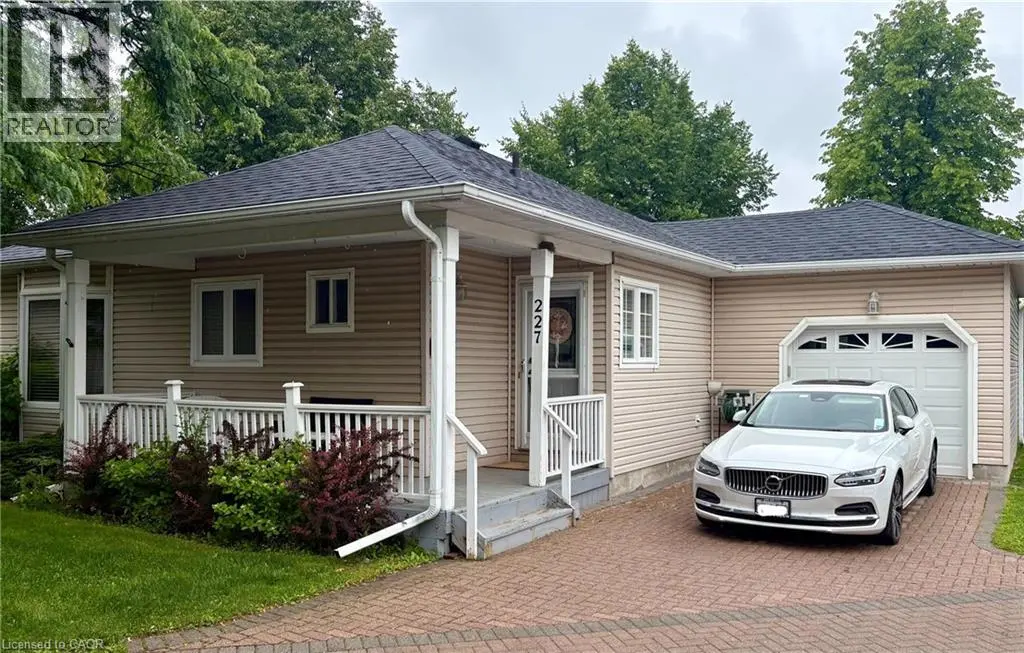 227 Silverbirch Boulevard, Mount Hope