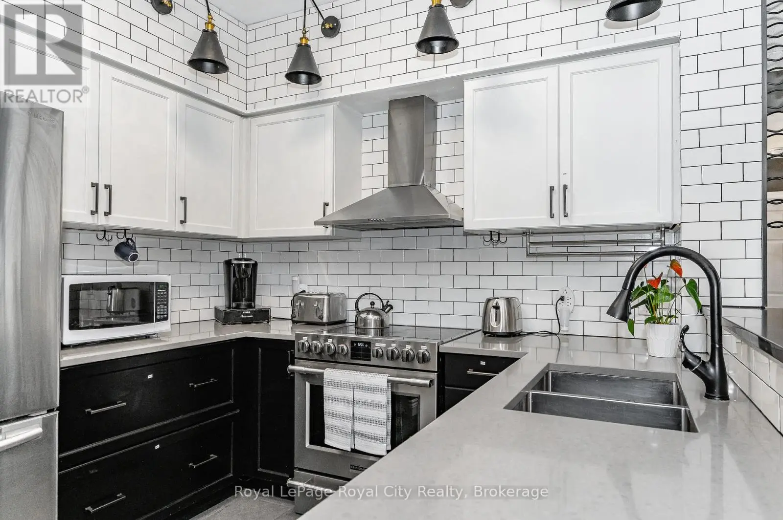 102 - 308 Watson Parkway N, Guelph (Grange Road)