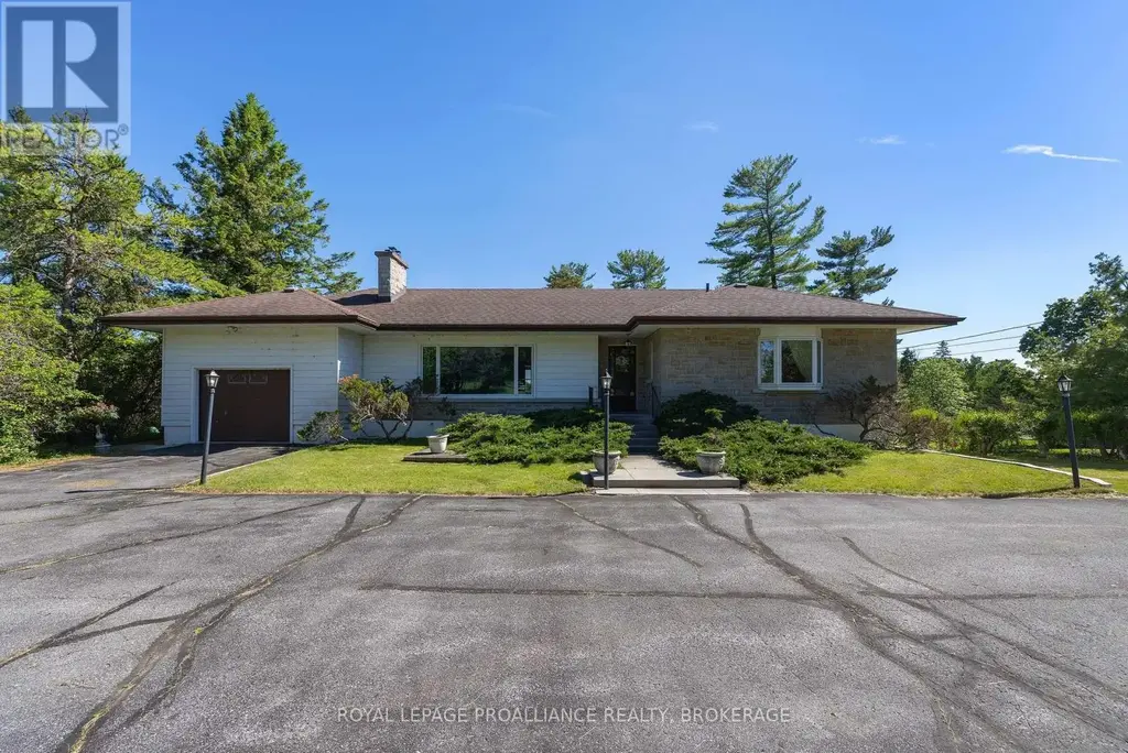 4756 Bath Road, Loyalist (Lennox and Addington - South)