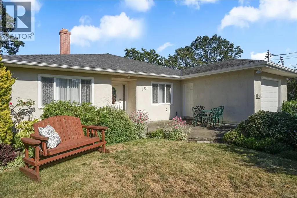 1697 Yale St, Oak Bay