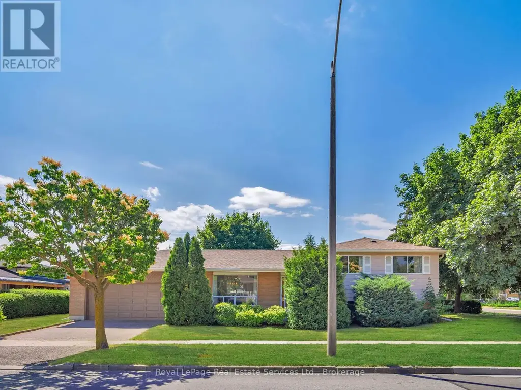 1 Mosswood Lane, Toronto (West Humber-Clairville)
