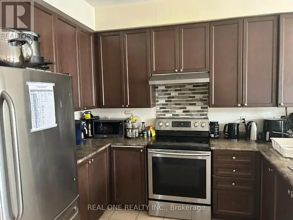 Third Floor Room - 18 Troyer Avenue, Toronto (York University Heights)