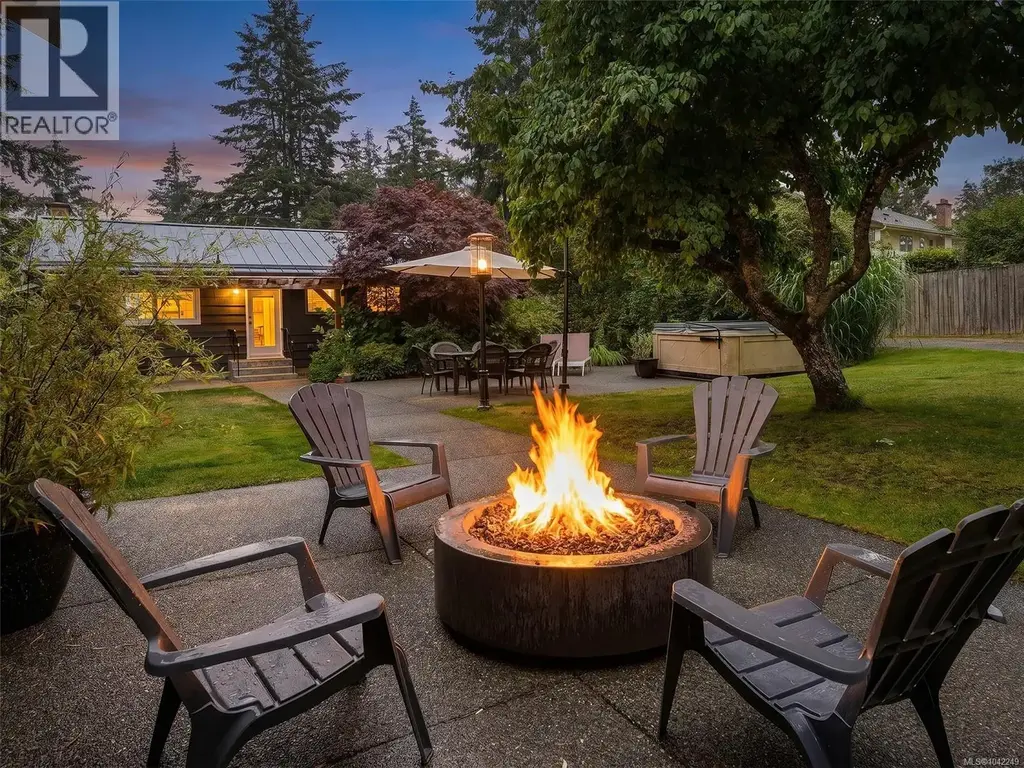 8508 Ebor Terr, North Saanich