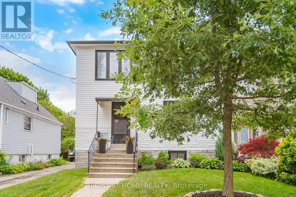 18 Vanbrugh Avenue, Toronto (Birchcliffe-Cliffside)