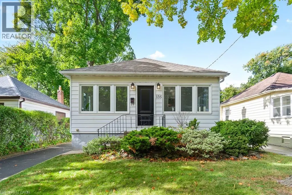 135 Deane Avenue, Oakville