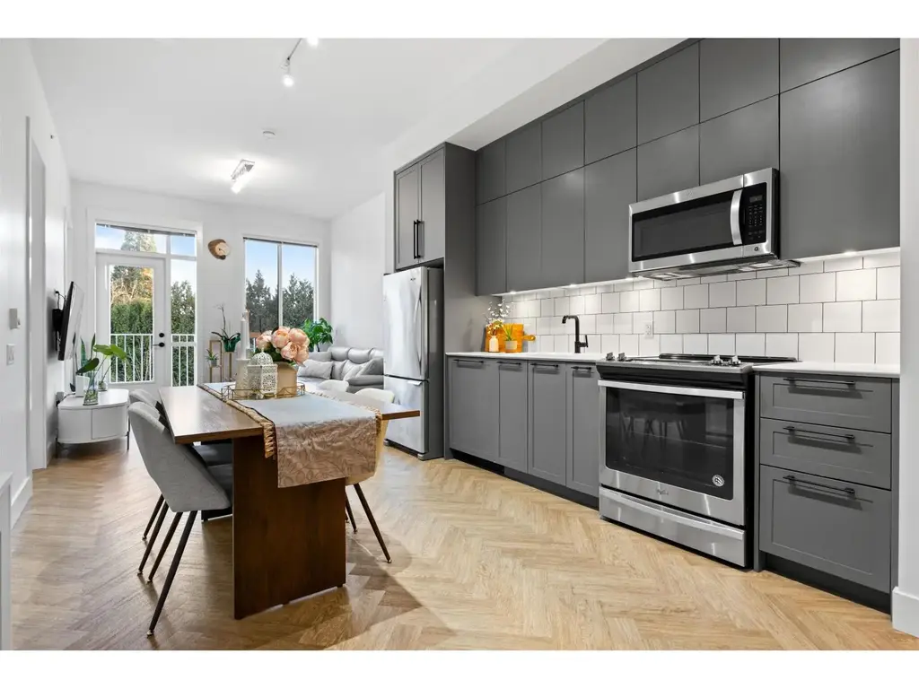 425 14968 101a Avenue, Surrey