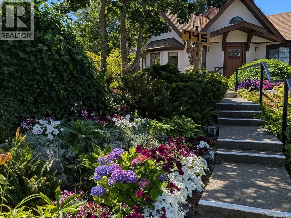 745 Middleton St, Saanich