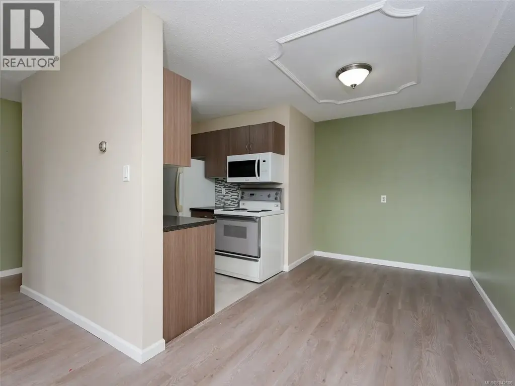 120 1680 Poplar Ave, Saanich