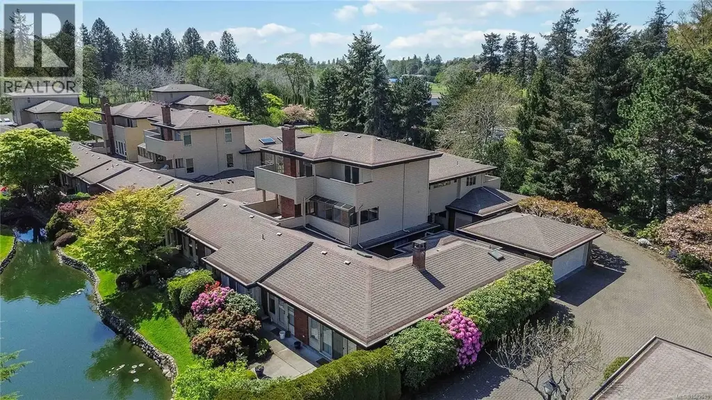 157 2345 Cedar Hill Cross Rd, Oak Bay