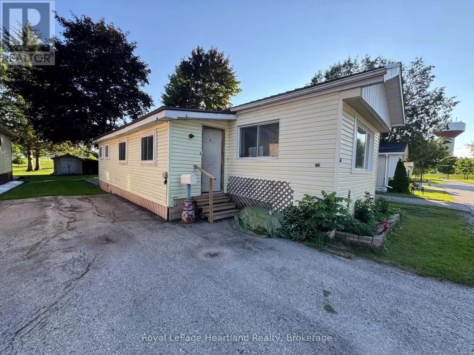 4 Trailer Park Road, Minto