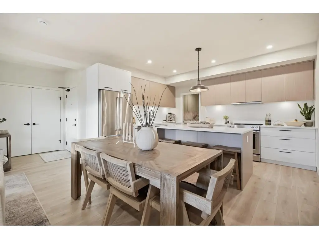 338 2635 King George Boulevard, Surrey