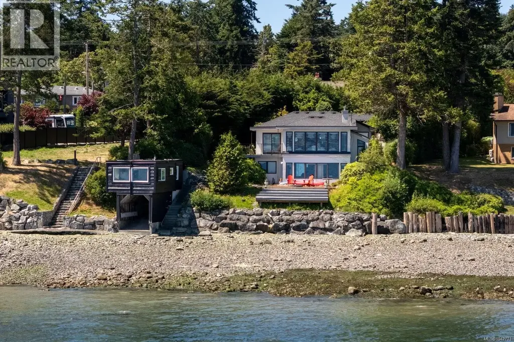 8543 Lochside Dr, North Saanich