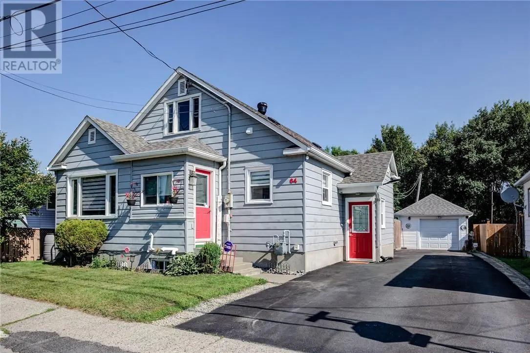 64 Desjardins, Garson