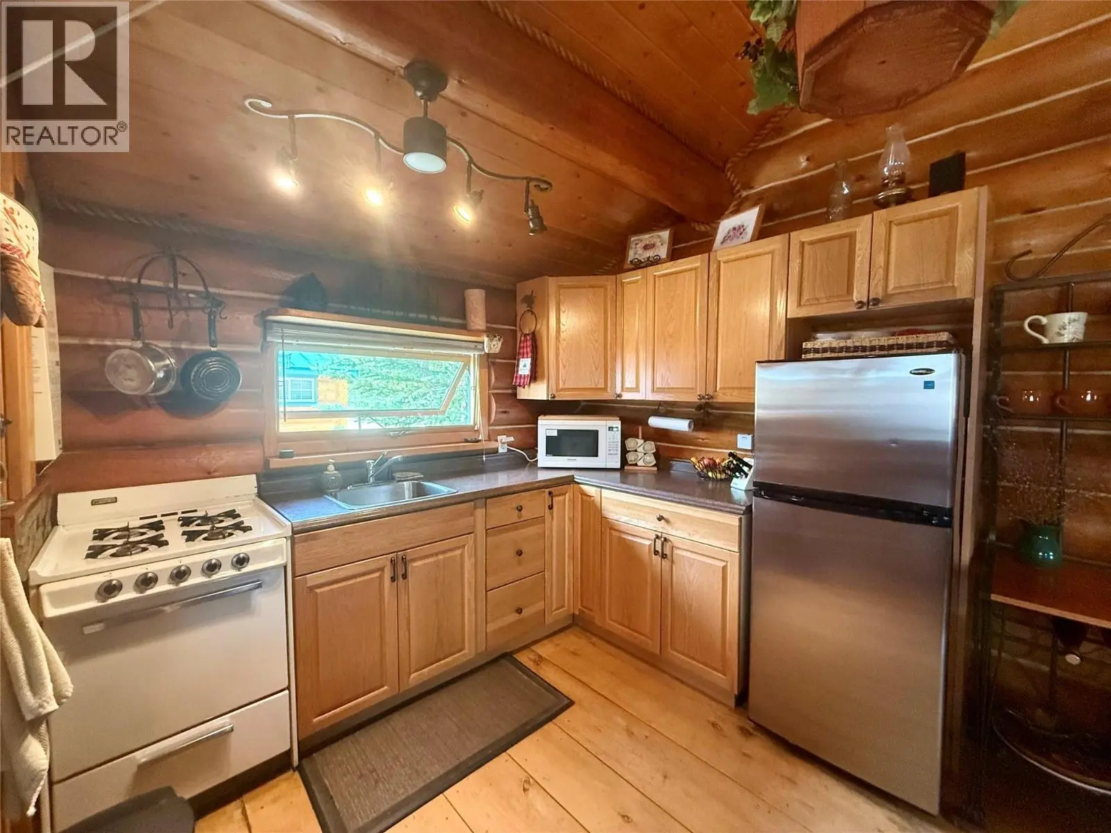 Cabin 4 Hatheume Lake Road. Peachland, British Columbia