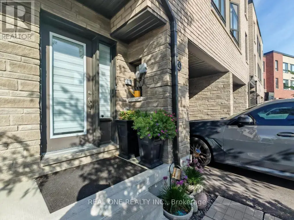 19 Woodstream Drive, Toronto (West Humber-Clairville)