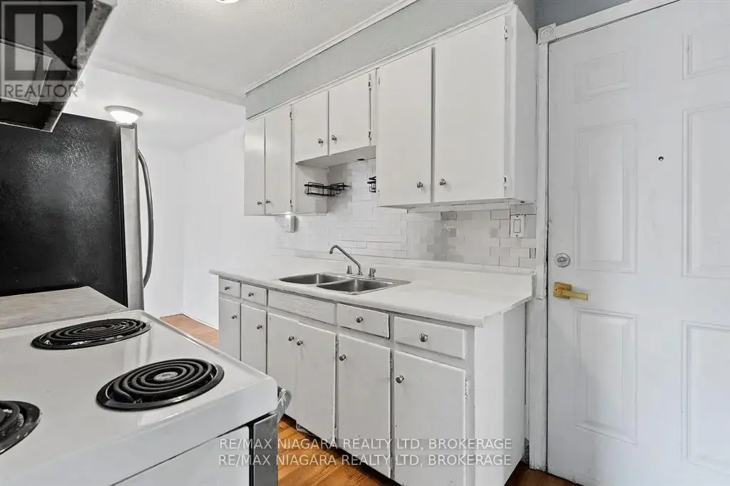 2 - 27 Main Street, St. Catharines (Port Dalhousie)