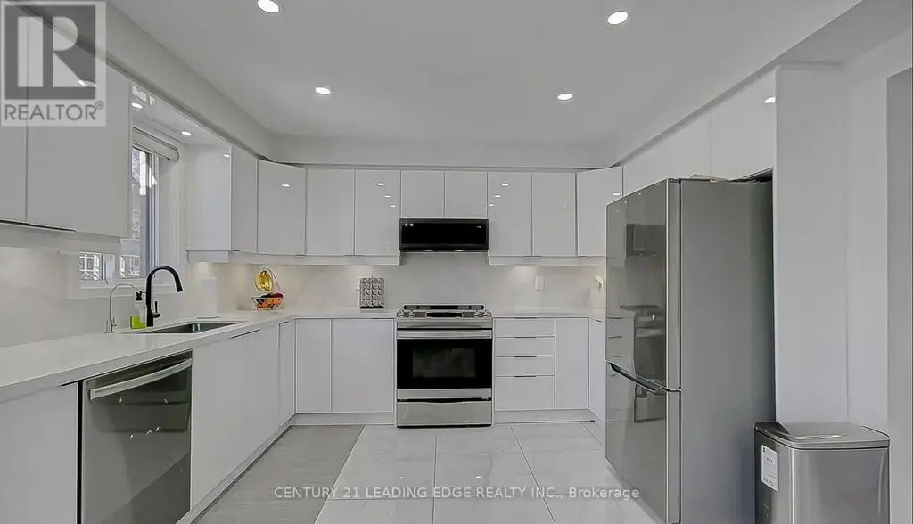 220 Olde Bayview Avenue, Richmond Hill (Oak Ridges Lake Wilcox)