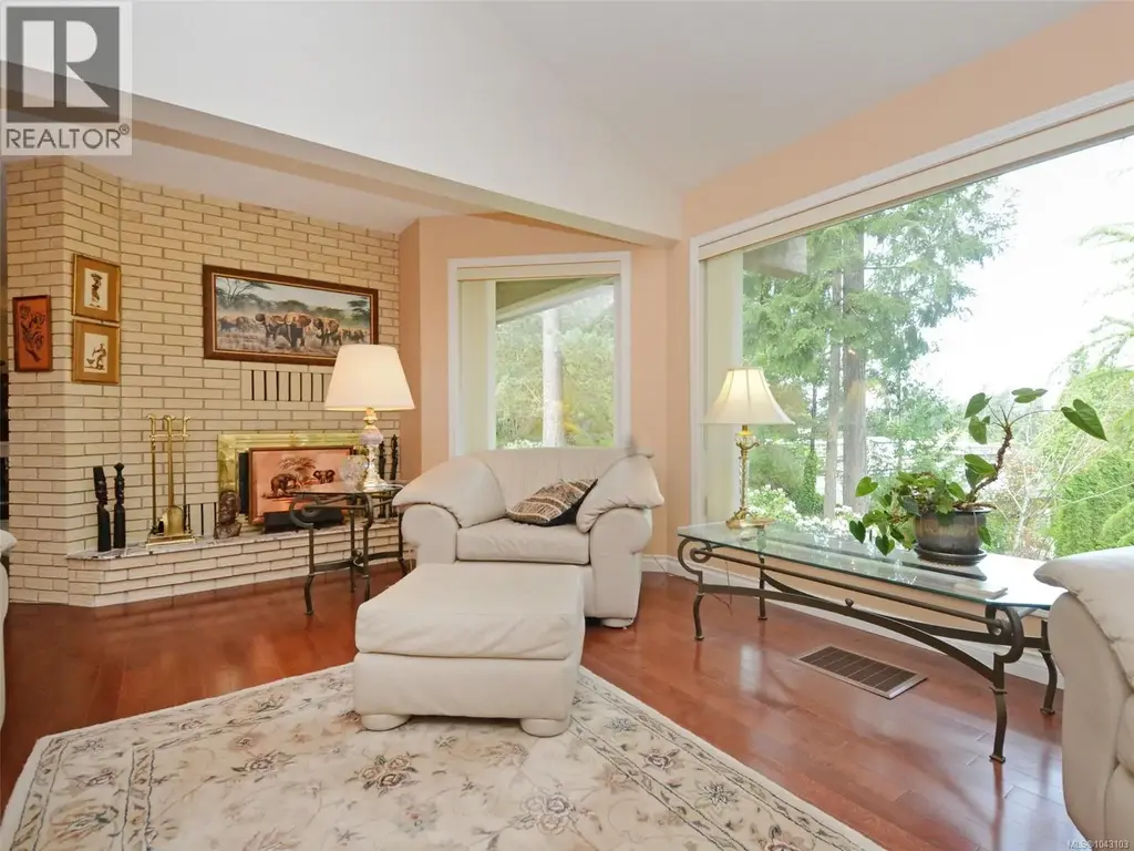 1055 Thistlewood Dr, Saanich